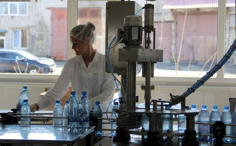 В России начался эксперимент по очистке прилавков от поддельной воды 